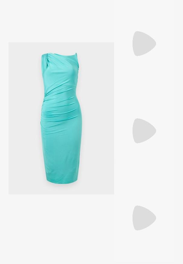Robe midi turquoise sans manches avec fronces plissées d'un côté et un décolleté asymétrique léger.; Sandale pour femme en cuir noir avec fines lanières, une boucle d'orteil, une boucle à la cheville et un talon aiguille de hauteur moyenne sur un fond neutre.; Petit sac pochette métallique dorée avec fermoir argenté et chaîne sur un fond clair uni.; Paire de boucles d'oreilles en métal argenté en forme de lettre M angulaire avec des tiges arrondies sur fond blanc.