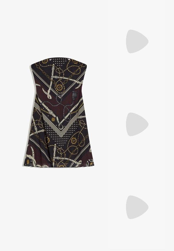 Robe noire sans bretelles à pois rouges, ceintures blanches, chaînes dorées, cordes nautiques et motifs de roue de navire.; Tongs en caoutchouc noir avec semelle texturée et bride en forme de Y, vues de côté sur un fond clair uni.; Lunettes de soleil noires à forme œil de chat surdimensionnée. Montures en plastique lisse avec des verres foncés et de petits accents étoilés sur les côtés.; Sac à main tissé noir avec une anse unique tressée, forme rectangulaire et surface texturée brillante.