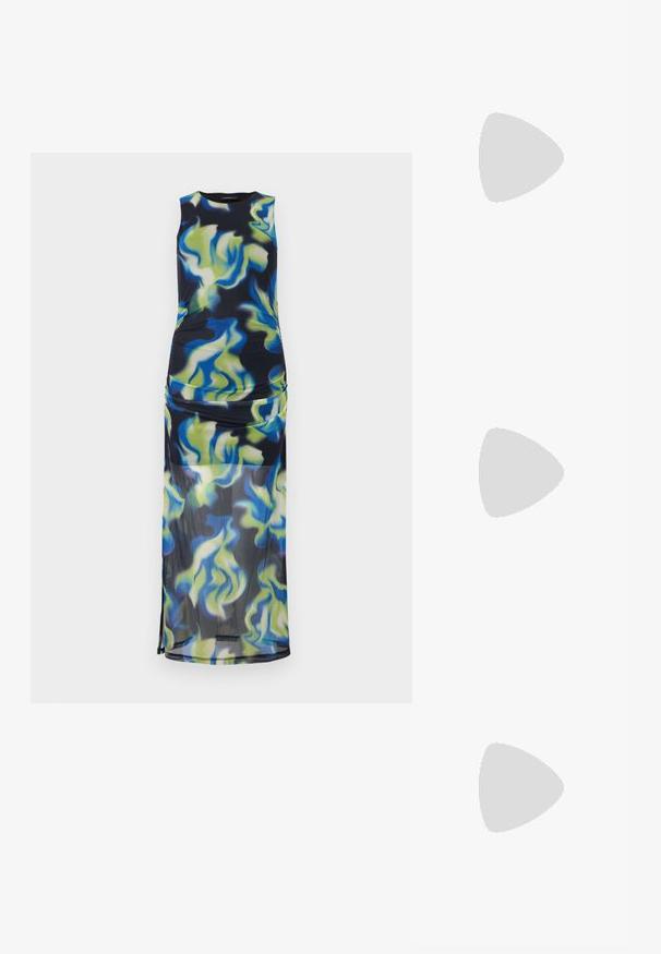 Robe maxi sans manches avec corsage ajusté et jupe transparente, présentant un motif abstrait de spirales bleues, vertes et jaunes sur fond noir.; Botte en cuir noire montant jusqu'au genou, avec un bout pointu et un petit talon bas, présentée sur un fond clair uni.; Sac à épaule noir brillant avec une seule bandoulière et un petit logo "RAID" en bas au centre sur un fond clair uni.; Boucles d’oreilles créoles en forme d’étoile argentée avec une finition lisse et polie sur un fond blanc uni.