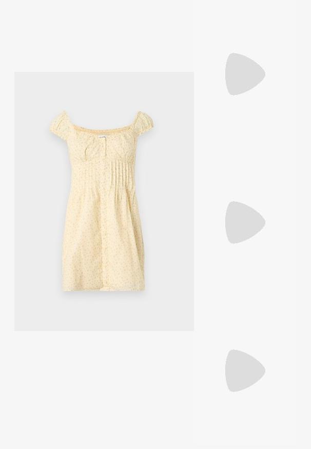 Κίτρινο κοντό φόρεμα με μικρό floral print, κοντά φουσκωτά μανίκια, κουμπιά μπροστά και πιέτες στη δεξιά πλευρά κάτω από το στήθος.; Even&Odd by Zalando Μπαλαρίνες με λουράκι στον αστράγαλο - black; Μικρή μαύρη γυαλιστερή τσάντα με δύο μακριές λαβές και λεπτομέρειες με ρυθμιζόμενο κορδόνι στο πλάι σε απλό ανοιχτό φόντο.; Μια ζευγάρι γυαλιστερά ασημένια σκουλαρίκια σε σχήμα ημισελήνου με διάφανες πλαστικές στηρίξεις σε μια λευκή επιφάνεια.