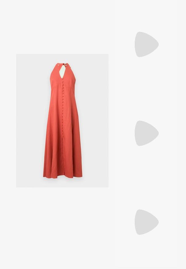 Robe corail sans manches avec col halter, boutons recouverts de tissu sur le devant courant le long du centre et une légère texture froissée.; Jambes portant des leggings côtelés foncés associés à des ballerines noires avec de petits détails en nœud sur fond blanc.; Sac à main en cuir noir au design structuré, avec une poignée arrondie et une bandoulière amovible. Présente une texture lisse et un éclat subtil.; Boucles d'oreilles dorées avec une forme abstraite et organique, présentant une surface texturée et une fermeture à poussette.