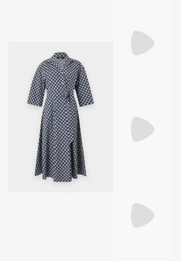 Robe portefeuille bleu marine à motif géométrique blanc, manches trois-quarts, large col et taille nouée, coupe trapèze longueur genou.; Chaussure plate en cuir noir pour femme, avec bout pointu et petit talon, vue de côté sur un fond gris clair uni.; Sac à main en cuir souple beige avec un fermoir en métal argenté, une bandoulière simple et une bandoulière chaîne optionnelle sur fond blanc.; Boucles d'oreilles sculpturales en argent avec des formes douces et courbes et des surfaces réfléchissantes. Présentent un design de boucle fermée et une forme organique distincte.