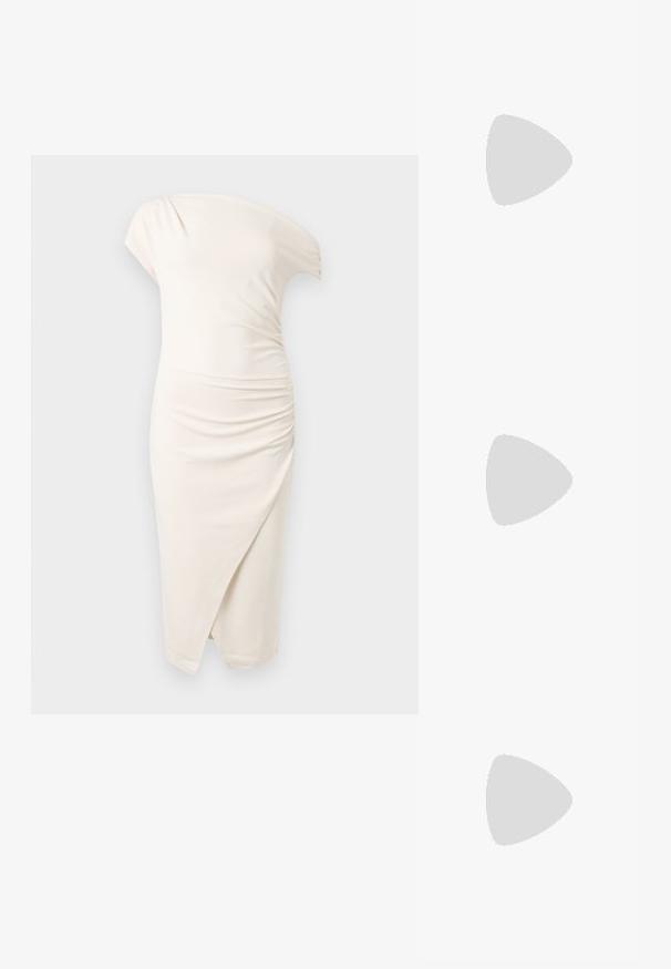 Robe crème clair, longueur genou, à une épaule avec manche courte, détails froncés et jupe portefeuille asymétrique à l'avant.; Escarpin slingback en cuir verni noir avec bout pointu et petit talon kitten sur fond blanc uni.; Boucles d'oreilles rondes dotées d'un bandeau argenté avec du texte en relief, ornées de multiples cristaux transparents créant une surface scintillante.; Pochette noire texturée avec un motif en diamants, dotée d'une fermeture éclair et d'une bandoulière amovible. Accents en or sur la fermeture éclair.