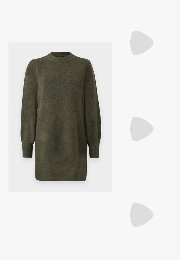Robe pull en tricot vert olive à manches longues, avec un col rond en côtes, des poignets et un ourlet.; Bottines en cuir marron jusqu'aux genoux avec une texture lisse, dotées d'une large sangle et d'accents en métal triangulaires, semelles en caoutchouc plates.; Petit sac à main noir brillant avec deux longues anses et des détails à cordon sur les côtés sur un fond clair uni.; Boucles d'oreilles créoles en argent avec une finition lisse et brillante. Forme circulaire, dotée d'un fermoir sécurisé. Design simple et élégant.