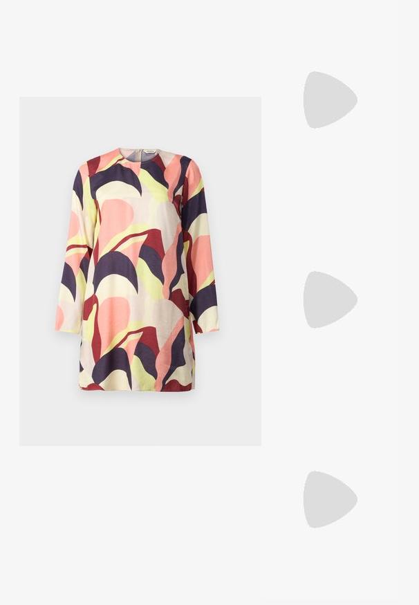 En farverig, langærmet tunika med et mix af pink, lilla og grønne abstrakte bladmønstre på en lys baggrund. Blødt stof.; Beige højhælede mules med et snoet læderstropdesign, åben tå og præget logoaccent. Hælen har en sort spidsdetalje.; Lille hvid skuldertaske med en enkelt justerbar rem og en lynlåslukning, sat mod en ensfarvet hvid baggrund.; To skinnende guldøreringe i et buet design med orange accenter nær stikket, sat mod en enkel hvid baggrund.