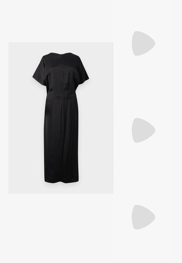 Robe midi en satin noir avec manches courtes, encolure bateau et taille légèrement ajustée, présentée sur fond blanc.; Chaussure en cuir couleur crème à enfiler avec un bout pointu, des détails froncés à l'avant et un petit talon carré.; Porte-monnaie en cuir noir avec texture froncée, cadre en métal argenté, fermeture à verrouillage kiss-lock et bandoulière en chaîne. Surface lisse et douce.; Paire de boucles d'oreilles dorées brillantes avec un motif en spirale et une petite pierre ronde centrée sur un fond uni.