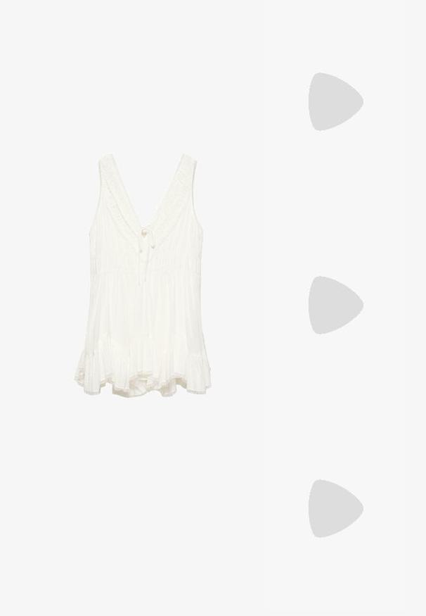 Blouse blanche sans manches avec un profond col en V, bordure à volants, taille froncée, détail noué au niveau du col et ourlet évasé avec des bords en dentelle.; Bottes noires montantes en cuir verni, avec un détail de boucle argentée à la cheville et une conception à bout arrondi. Semelle plate.; Lunettes de soleil noires en forme d'œil de chat avec des verres gris foncé, monture en plastique élégante, coins pointus et branches droites. Pas de métal visible ni d'accents.; Sac à main noir en simili cuir avec une forme incurvée, poignée courte, fermeture éclair et un motif texturé subtil sur la surface.
