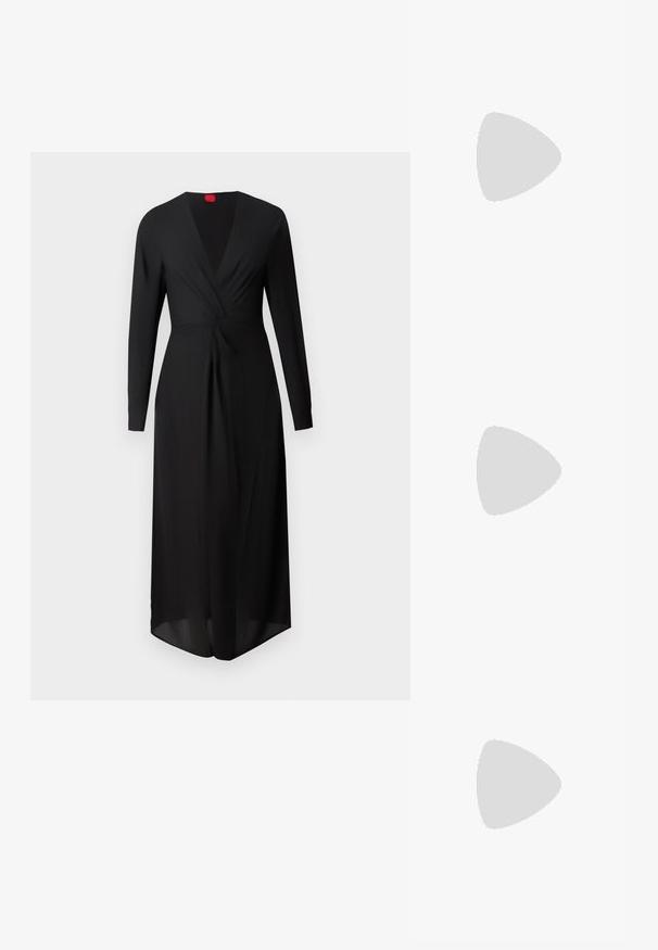 Vestido negro de manga larga con escote en V profundo, detalle frontal retorcido y una silueta fluida. Fabricado en tejido ligero, con una etiqueta roja en el cuello.; Sandalia negra de tacón tipo tanga de Calvin Klein flotando sobre una superficie exterior de azulejos, con vegetación y una pared de hormigón al fondo.; Bolso tipo bucket de cuero negro con cierre de cordón en la parte superior y logotipo blanco "cK" en la parte frontal, con una correa de hombro ajustable.; Pendientes aros de metal plateado con un diseño texturizado, que cuentan con un pequeño respaldo de clip y una marca en uno de los aros. Forma redondeada con un acabado pulido.