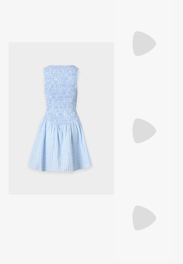 Lyseblå og hvide ternet strapless kjole med rynket bodice og udvidet nederdel på en ensfarvet baggrund.; Sort læderballetsko med rund tå, glat tekstur, minimal syning og et fleksibelt såldesign.; Sort flettet hobo-taske med blød struktur og integreret håndtag, vist på en ensfarvet lys baggrund.; Guld- og sølvmetalløreringe med en rund skivebund og et ovalt topstykke, glat tekstur og poleret finish.