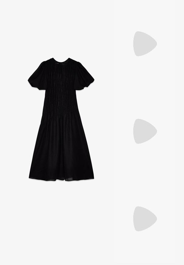Vestido midi negro con una tela texturizada, mangas abullonadas y un cuerpo fruncido que se despliega en una falda amplia. Escote suave.; Bota negra hasta la rodilla, hecha de material liso con un diseño holgado, punta puntiaguda y tacón alto de aguja. Se aprecia una superficie texturizada.; Bolso de cuero negro con bordado floral y cierre dorado con forma de serpiente, acompañado de un neceser negro más pequeño con cremallera a juego.; Pendientes de metal en tono dorado con un diseño escultórico y retorcido. Superficie lisa y brillante con forma redondeada y sin adornos visibles.