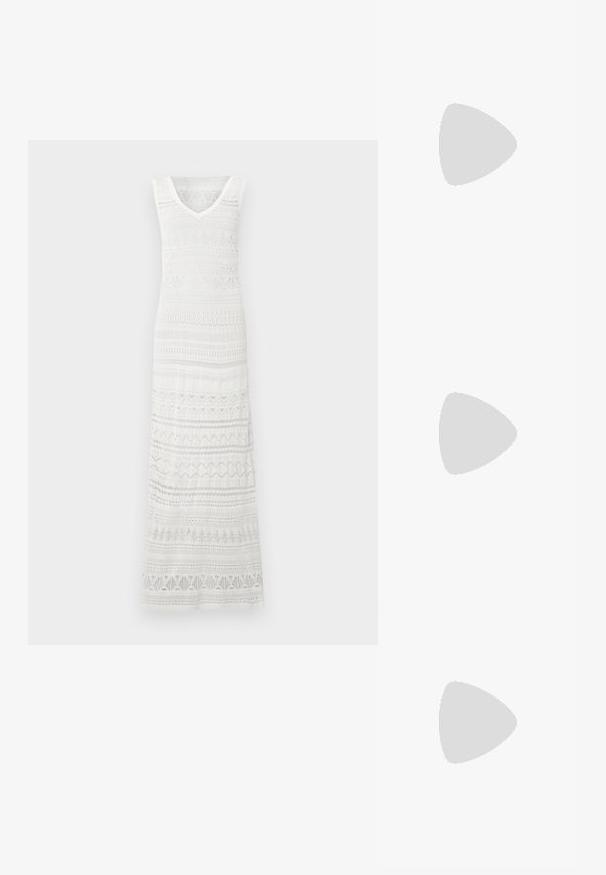 Robe maxi blanche sans manches avec encolure en V, avec des motifs horizontaux en dentelle et crochet sur tout le tissu.; Mule beige à bout ouvert avec un petit talon aiguille bas et une lanière décorative circulaire tissée sur le devant.; Sac à main tissé beige avec poignées supérieures tressées, côtés à cordon de serrage et une longue bandoulière fine sur fond blanc uni.; Boucles d'oreilles en spirale dorées avec une finition lisse et polie, présentant un design sinueux et une forme épaisse et chunky pour un look audacieux.