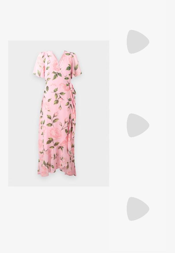 Ροζ φόρεμα τύπου wrap με κοντά μανίκια, floral μοτίβο με τριαντάφυλλα και φύλλα, δέσιμο στη μέση και ασύμμετρο βολάν στο κάτω μέρος.; Χρυσές λουρίδες ψηλοτάκουνης σανδάλια με σχέδιο κόμπου στο μπροστινό μέρος, χοντρή πλατφόρμα και λουράκι στον αστράγαλο, με μεταλλική γυαλάδα και λεία υφή.; Τσάντα χειρός από πλισέ μεταλλικό ύφασμα με χρυσή αλυσίδα, μαλακή ορθογώνια μορφή, ανοιχτό μπεζ χρώμα, υφή επιφάνειας και συγκεντρωμένες λεπτομέρειες.; Χρυσά σκουλαρίκια με λουλουδάτο σχέδιο, διακοσμημένα με μαργαριτάρια και μια μεγαλύτερη σταγόνα μαργαριταριού. Στη διακόσμηση περιλαμβάνονται μικρά, διάφανα κρύσταλλα.