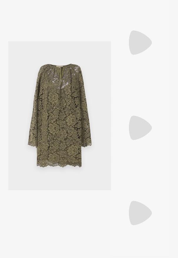 Oliven grøn blondekjole med lange ærmer, blomsterdesign, rund halsudskæring og snorelukning foran. Udfoldet kantdetalje.; Sort højhælet sandal med tynde stropper, en ankelspænde, en glat læderoverflade og en slank stilethæl.; Sort læder clutch med samlet tekstur, sølvfarvet metalramme, kys-lås lukning og kædestrop. Glat, blød overflade.; Guldfarvede stud øreringe med en glat, rund form og en reflekterende overflade, der fremhæver et minimalistisk design uden synlige mønstre.