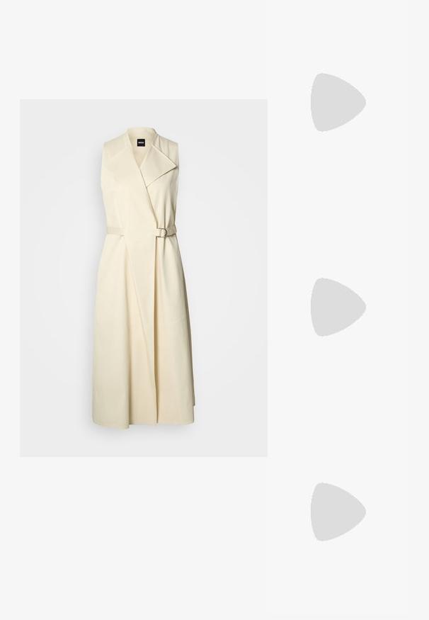 Trench-coat long beige sans manches avec de larges revers et une ceinture assortie avec boucle autour de la taille.; Bottine en cuir noir avec bout pointu et petit talon kitten sur fond clair, vue côté extérieur.; Sac à bandoulière rectangulaire en cuir noir avec fermeture éclair dorée et petit logo "HUGO" doré sur le devant, doté d'une sangle réglable avec boucle.; Paire de petites boucles d'oreilles créoles argentées brillantes avec une base ronde, présentées sur un fond clair uni.