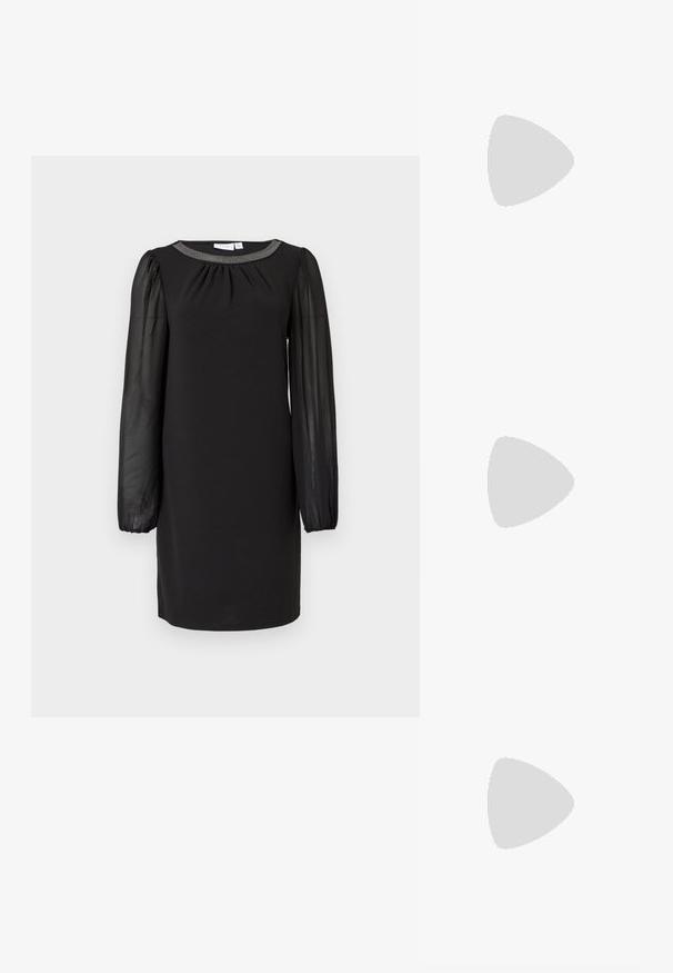 Zwarte jurk tot de knie met doorschijnende lange mouwen en een met kralen versierde halslijn, tentoongesteld op een plain witte achtergrond.; Zwarte lakleren slingback schoenen met een spitse neus en een lage blokhak. Verstelbare gespband bij de enkel.; Kleine zwarte glanzende handtas met twee lange hengsels en zijkant trekkoord details op een effen lichte achtergrond.; Zilveren metalen oorbellen met een golvend, sculpturaal ontwerp, voorzien van een gepolijste afwerking en onregelmatige vormen, die een hedendaagse esthetiek benadrukken.