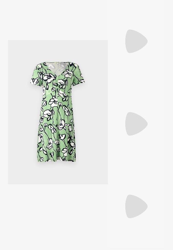 Kortærmet grøn kjole med hvid blomsterprint, der har v-udskæring og knaplukning foran. Fremstillet af let, åndbart stof.; Hvid sandal med hæl, spænde-front, ankelrem med spænde og en slank mellemhøj hæl mod en ensfarvet baggrund.; Hvid læderhåndtaske med en samlede design, forsynet med en guldkæde-strop og en rund form. Glat tekstur med bløde folder og ingen mønstre.; Sølvfarvede metaloorringe med glat, let buet overflade og låsemekanisme på en ensfarvet hvid baggrund.