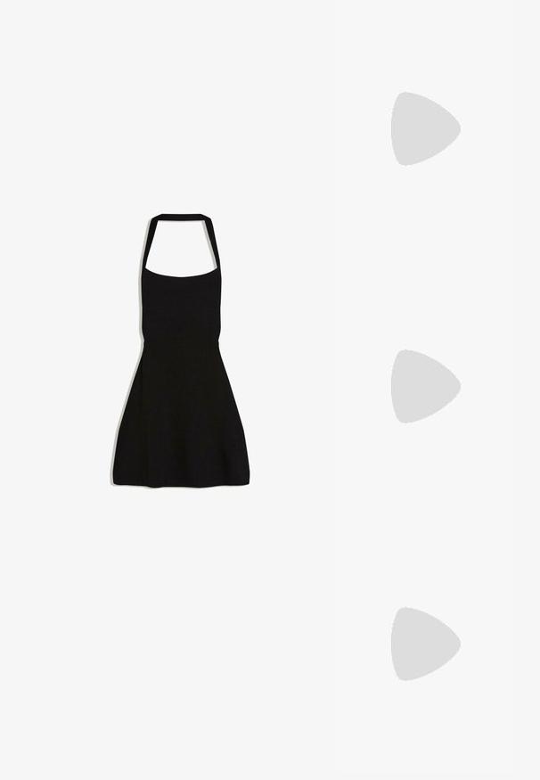 Zwarte mouwloze halternekjurk met aansluitend lijfje en uitlopende rok, plat weergegeven op een witte achtergrond.; Zwarte dames pumps met spitse neus, slingback, hoge dunne stiletto hak en een gladde matte afwerking.; Gouden metalen montuur zonnebril met groene getinte lenzen, ovale vorm, zwarte pootjes en doorzichtige neuspads. Strak, minimalistisch ontwerp.; Zwarte leren handtas met bovenhandvat, krokodillenstructuur en een dubbele ritssluiting in het midden.