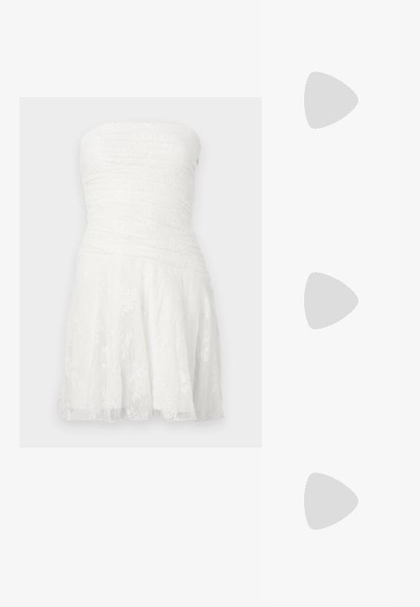 Λευκό φόρεμα χωρίς τιράντες με ραμμένο κορσέ, δαντελένιες λεπτομέρειες και φαρδιά φούστα. Κατασκευασμένο από ελαφρύ ύφασμα με υφή.; Καφέ ψηλοτάκουνα σανδάλια με λεπτό λουράκι στον αστράγαλο και επίπεδο λουράκι στο δάχτυλο. Λείο δερμάτινο υλικό με μυτερή μύτη και σχέδιο στιλέτο στο τακούνι.; Μαύρη τσάντα φτιαγμένη από γυαλιστερό, υφασμάτινο υλικό με κυκλική, στροβιλισμένη λαβή και κλείσιμο με φερμουάρ. Διαθέτει ένα μαλακό, ζαρωμένο σχέδιο.; Ζευγάρι ομαλών, γυαλιστερών ασημένιων οβάλ αντικειμένων τοποθετημένων δίπλα-δίπλα σε μια απλή λευκή επιφάνεια.