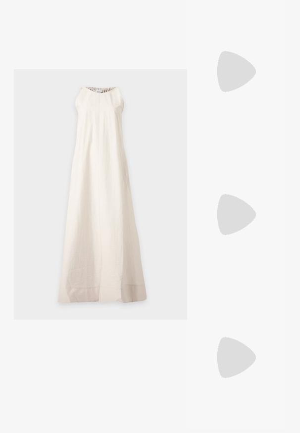Longue robe blanche sans manches avec un col rond et une texture subtile, suspendue sur un fond gris clair.; Mule tissée marron à enfiler avec une semelle plate et un bout fermé arrondi sur fond blanc.; Sac fourre-tout en paille tissée beige avec poignées, bordures et côtés à cordon en cuir crème sur fond gris clair.; Boucles d'oreilles créoles en or massif avec un design tubulaire légèrement tordu et des fermoirs à tige sur un fond blanc.