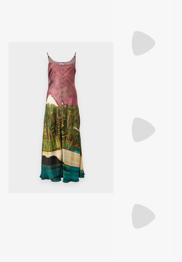 Robe longue en satin avec bretelles fines ; imprimé paysager artistique en rose, vert et bleu ; dotée d'une fermeture à boutons sur le devant et d'une silhouette fluide.; Filippa K REY FLATS - Ballerines - bright red; Petite pochette en cuir bordeaux avec fermoir en métal argenté et bracelet pour poignet sur fond blanc.; Boucles d'oreilles en or en forme de d'anneaux lisses et courbés avec une finition polie. Équipées d'un mécanisme de fermeture et de légères indentations pour le détail.