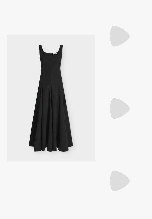 Schwarzes ärmelloses langes Kleid mit quadratischem Ausschnitt und tailliertem Oberteil, das in einen weiten Rock ausläuft, auf schlichtem hellem Hintergrund dargestellt.; Graue Leder-Pumps mit Absatz, verknotetem Riemen über den Zehen und Wickelriemen um den Knöchel auf schlankem, mittelhohem Absatz vor weißem Hintergrund.; Schwarze Leder-Clutch mit geraffter Textur, Metallverschluss und dezentem, auf der Vorderseite geprägtem Logo. Abgerundete Form.; Paar glänzende silberne dicke Creolen mit Stecker-Verschlüssen auf weißem Hintergrund.