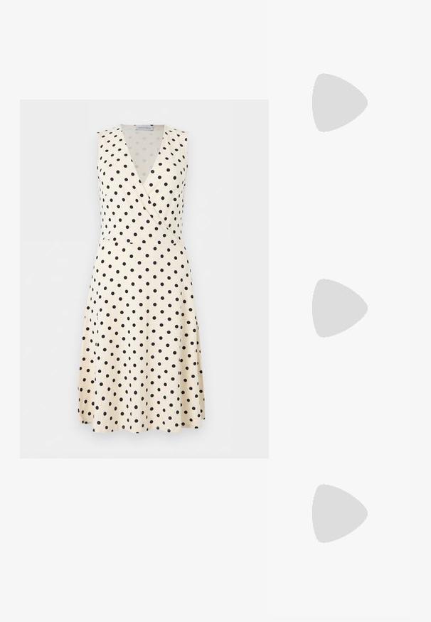 Robe crème sans manches à pois noirs, col en V style portefeuille, jupe trapèze longueur genou.; Chaussure à talon noire à bout pointu et bride arrière, avec un petit nœud, reposant sur un revêtement en cuir argenté brillant matelassé.; Petit sac à main noir brillant avec deux longues anses et des détails à cordon sur les côtés sur un fond clair uni.; Paire de clous d'oreilles en forme de nœud, couleur or brillant, sur un fond blanc uni.