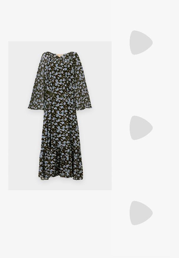 Robe noire à fleurs avec des fleurs bleues, manches longues en voile, encolure élastique et ceinture en tissu avec des accessoires ronds en métal argenté. Ourlet évasé.; Sandales à talon bloc beiges présentant un design minimaliste, bout ouvert et une sangle de cheville ajustable avec une boucle dorée. Texture lisse.; Sac à main en osier noir en forme de coquille Saint-Jacques avec un dessus courbé et une texture tressée sur un fond uni.; Boucles d'oreilles créoles en or avec des perles blanches pendantes serties d'or et de petits cristaux clairs sur un fond clair uni.