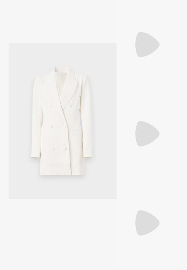 Good American LUXE SUITING EXEC DRESS - Cocktail φόρεμα / Φόρεμα για πάρτι - cloud white; Άσπρο παπούτσι με μυτερή μύτη και μεσαίο τακούνι, με λουράκι στον αστράγαλο και πόρπη, λεία υφή και χοντρό τακούνι, σε απλό ανοιχτό φόντο.; Λευκό μαλακό τσαντάκι χειρός με χρυσή αλυσίδα, διακοσμημένο με διαφανείς πολύτιμους λίθους, τοποθετημένο σε απλό ανοιχτό γκρι φόντο.; Δύο ζευγάρια χρυσούς γεωμετρικούς κρίκους σκουλαρίκια σε λευκή, απλή επιφάνεια, ένα ζευγάρι τετράγωνα και συμπαγή, ένα ζευγάρι ορθογώνια και κούφια.