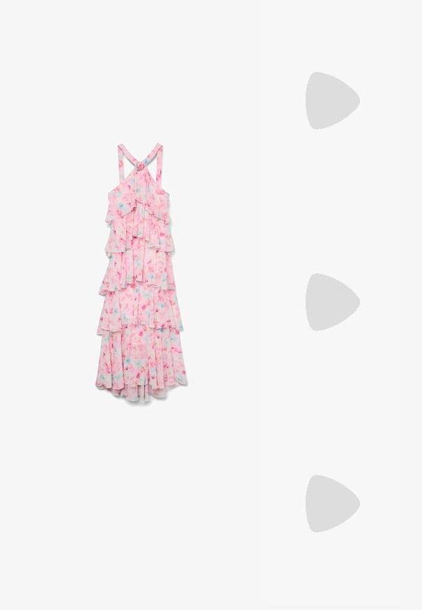 Vero Moda VMFELICIA SL RUFFLE MAXI DRESS EXP - Maxikjoler - pink tulle; Nude lakhelede hæl-sandal har en firkantet åben tå, ankelrem med spænde og en kraftig blokhæl for stabilitet.; Hvid rektangulær clutch med blåt blomsterprint og perlebehandlet håndtag med guldfarvet hardware og lås.; Guld dråbe øreringe med hvide perler og små klare ædelsten over hver perle, vist på en hvid baggrund.