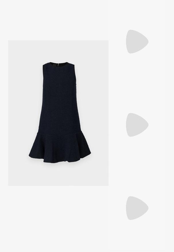 Robe bleu marine en tissu texturé avec une coupe sans manches, un col rond et un ourlet évasé. Fermeture éclair au dos incluse.; Chaussure à talon haut en cuir noir avec un bout pointu, texture lisse et un talon effilé. Design minimaliste, sans embellissements supplémentaires.; Sac d'épaule en cuir noir de forme triangulaire, avec un logo embossé et une seule bandoulière réglable. Design minimaliste avec une texture lisse.; Boucles d'oreilles en résine noire avec une finition brillante et des accents en métal argenté. Forme circulaire avec une découpe et une fermeture à tige.