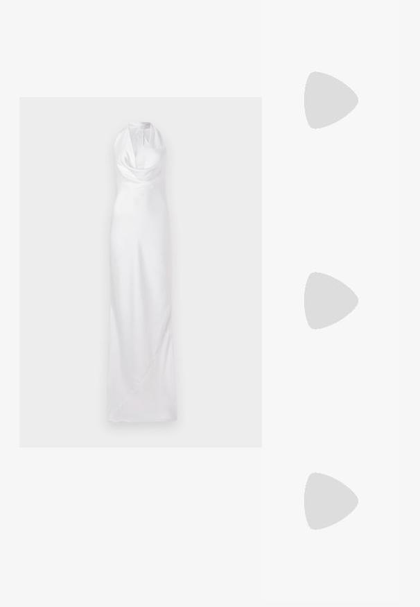 Λευκό σατέν βραδινό φόρεμα με λαιμόκοψη halter, καμπυλωτό ντεκολτέ και εφαρμοστή σιλουέτα που φτάνει μέχρι το έδαφος με κρεμαστή λεπτομέρεια.; Ασημένιο σανδάλι με ψηλό τακούνι και λουράκι στον αστράγαλο, διακοσμημένο με μια πεταλούδα στη πλευρά.; Ανοιχτό μπλε σατέν τσάντα-φάκελος με ασημένια αλυσίδα και μεγάλη διακόσμηση σε σχήμα φιόγκου καλυμμένη με ριγέντες στην μπροστινή φύση.; Ασημένιο βραχιόλι με εναλλασσόμενους διάφανους κρυστάλλους και πέρλες, με ρυθμιζόμενη αλυσίδα και σχέδιο κούμπωμα με sliders. Λείος υφή.