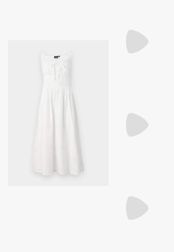 Robe blanche avec un décolleté carré, taille froncée et jupe évasée. Présente des broderies florales sur le tissu et des fines bretelles.; Ballerines beiges avec une exterior en cuir lisse, un bout en forme d'amande et une sangle élastique sur le coup de pied, avec des détails de couture subtils.; Lunettes de soleil ovales en écaille avec des verres teintés marron et des branches fines reposant sur une surface blanche.; Sac à main en cuir beige avec double poignées, boucle en laiton et détails rivetés, ainsi qu'une bandoulière réglable sur fond blanc.