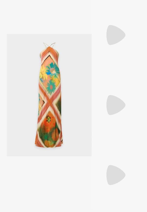 Robe longue dos-nu avec un motif floral et géométrique coloré dans des tons orange, vert, jaune, bleu et blanc sur un fond clair.; Mule en cuir marron avec un bout pointu, texture froncée, petit talon et un accent de cordon de serrage à l'ouverture. Fini lisse.; Pochette en cuir beige plissé avec un cadre en métal argenté, dotée de deux fermoirs ronds décoratifs et d'une chaîne en argent.; Boucles d'oreilles en métal doré avec une finition polie, ornées d'une perle blanche irrégulière suspendue. Design circulaire, texture lisse.