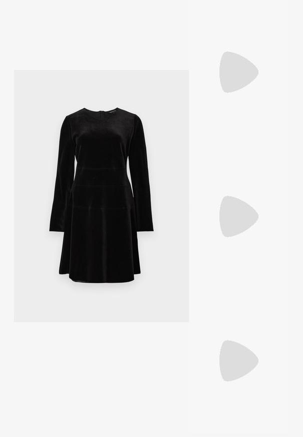 Zwarte fluwelen jurk met lange mouwen, ronde halslijn, aangesloten lijfje, uitlopende rok en ritssluiting aan de achterkant. Gladde textuur met subtiele glans.; Zwarte lakleren hoge hakpumps met een spitse neus en slanke silhouet, met een gladde textuur en minimalistisch ontwerp.; Zwarte rechthoekige lederen crossbodytas met zilveren dubbele rits en verstelbare riem, voorzien van het Emporio Armani-logo en de tekst Milano 1981.; Gedraaide zilveren metalen oorknopjes met een gladde, glanzende afwerking, voorzien van een modern, abstract spiraalontwerp.