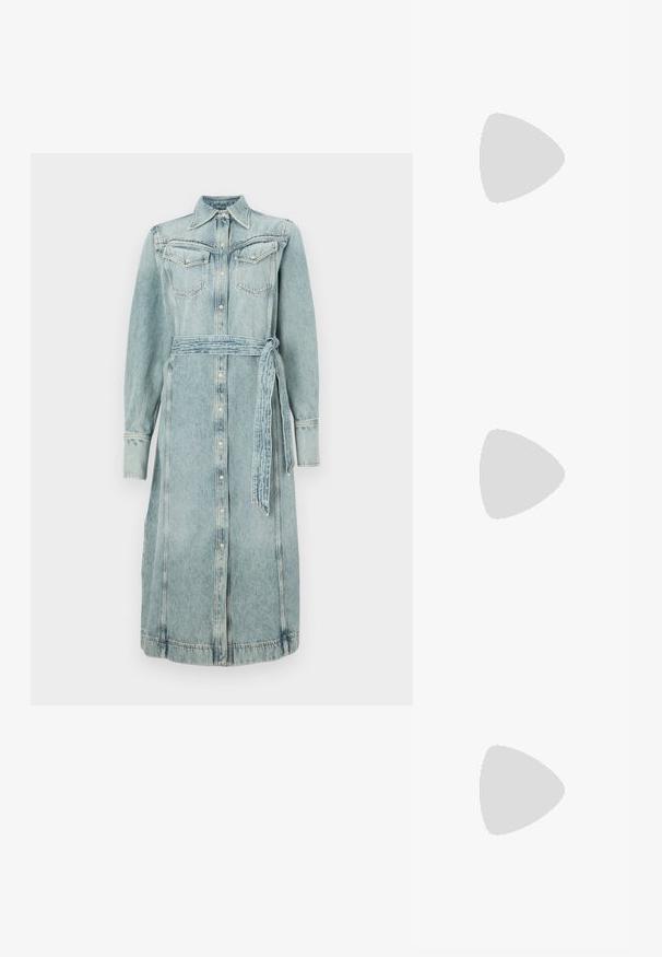 Denim shirtjurk in lichtblauw met een knoopsluiting aan de voorkant, twee borstzakken en een bijpassende riem. Lange mouwen en een recht silhouet.; Zwarte suede enkellaars met een spitse neus, een schacht van gemiddelde hoogte en een chunky hak. Heeft minimaal stikwerk en een gladde textuur.; Roomkleurige rechthoekige handtas met een enkele draagband en een ritssluiting aan de bovenkant, met een klein ingegraveerd logoplacaat op de voorkant.; BOSS DOUBLE B SWING - Oorbellen - gold-coloured