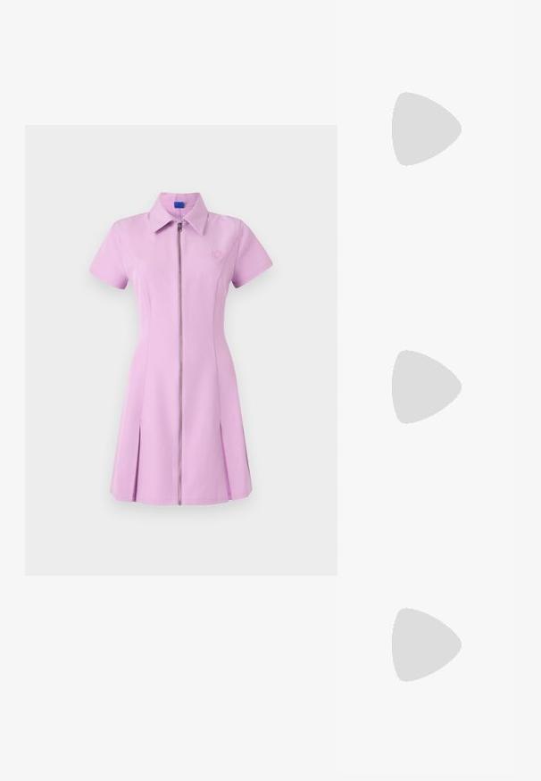 Lyhyttakkinen, vaaleanpunainen, vetoketjullinen mekko, jossa on kaulus, laskostettu hame ja brodeerattu logo rinnassa. Sujuva kangas, jossa on hieman jämäkkä muoto.; Must kärjestä kärkinen slingback-tasainen kenkä, jossa on kultainen solki ja matala korko, sijoitettuna beige-valkoisen maton päälle lähellä pyöreää ruskeaa pöytää.; Kultaiset hoop-korvakorut, joissa on rivi pieniä kiteitä ulkoreunassa, esitettynä yksinkertaisella vaalealla taustalla.; Vaaleanpunainen suorakaiteen muotoinen nahkainen clutch-laukku, jossa on hopeinen ketjuhihna ja etuosassa pieni hopeinen CK-logo keskellä.