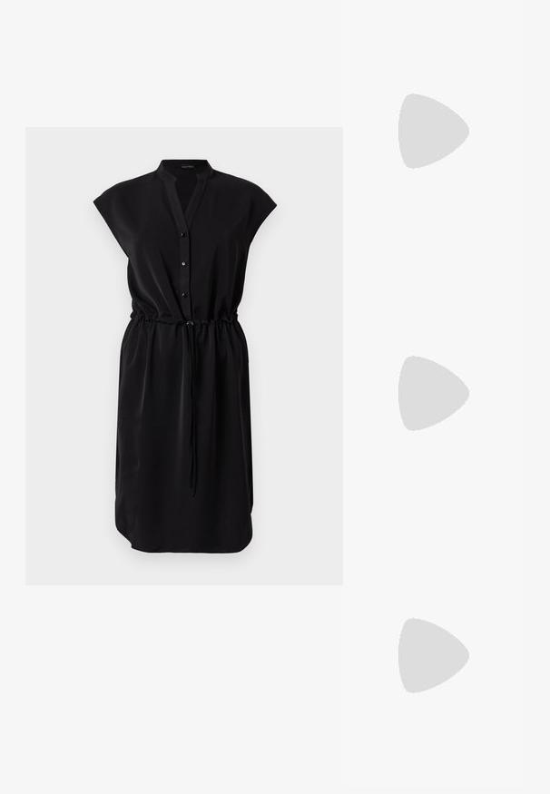 Robe noire sans manches, longueur genou, avec col mandarin, boutons sur le devant et taille réglable par cordon.; Chaussure slingback en cuir verni noir avec un bout pointu, un design minimaliste, un petit talon et un accent en boucle argentée sur la sangle.; Pochette en cuir bordeaux au design plat et élégant. Équipée d'une bandoulière en chaîne dorée et d'une fermeture à rabat angulaire. Texture lisse avec un éclat subtil.; Boucles d’oreilles pendantes ton or avec trois segments irréguliers, lisses et arrondis empilés verticalement sur un fond clair uni.