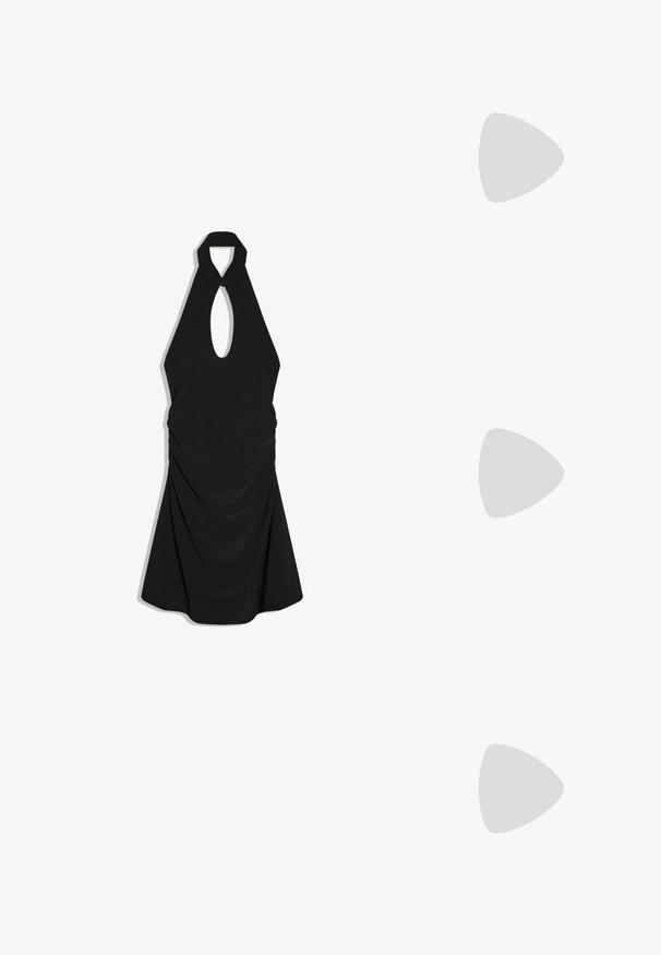 Robe noire à col licou avec découpe clé à l'avant et détails en tissu drapé, longueur genou avec silhouette trapèze.; Botte en cuir noire brillante, haute jusqu'au genou, avec bout pointu et talon bas courbé sur un fond clair uni.; Lunettes de soleil ovales noires et élégantes avec des verres foncés et des branches droites, posées sur une surface blanche.; Sac à main en cuir noir avec des poignées longues et arrondies et un corps rectangulaire incurvé, doté d'une fermeture éclair supérieure.