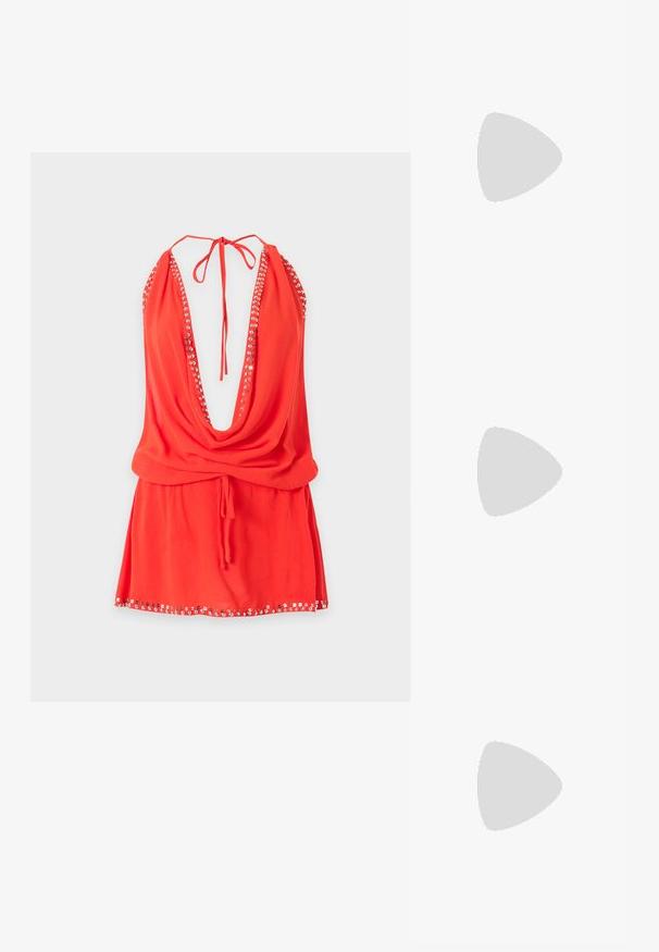 Rotes Neckholder-Minikleid mit tiefem Wasserfallausschnitt, silbernen Nieten entlang der Kanten und Kordelzug in der Taille, abgebildet vor weißem Hintergrund.; Silberne Keilsandale mit Glitzereffekt, offenem Zehenbereich, Knöchelriemen und goldener Schnalle, seitlich auf hellem, schlichten Hintergrund gezeigt.; Schwarze Handtasche aus lackiertem Leder mit einer einzigartigen, geschwungenen Form, kurzem verstellbarem Griff und einem Reißverschluss oben. Glatte Textur mit dezentem Branding.; Ohrringe in Silberoptik mit einem wellenförmigen, strukturierten Design, das wie überlappende Halbmonden geformt ist; die polierte Oberfläche verstärkt die reflektierenden Eigenschaften.