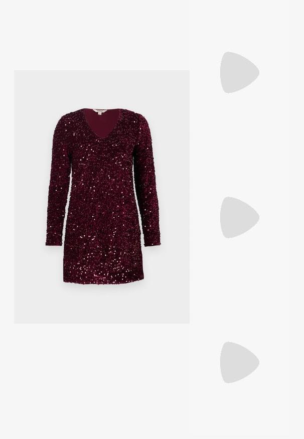 Langsleeve, diep bordeauxkleurig mini-jurk bedekt met glanzende pailletten, met een V-hals en een rechte zoom.; Zwarte plateauhakken met een puntige neus en verstelbare enkelband. Gemaakt van soepel leer, met een robuuste blokhak.; Donkerrode geweven leren handtas met gebogen handvat, witte bies, zilveren rits en afneembare brede stoffen schouderriem tegen een effen achtergrond.; Een paar glanzende, onregelmatig gevormde gouden metalen oorbellen met een gekreukeld, glad oppervlak op een effen lichte achtergrond.