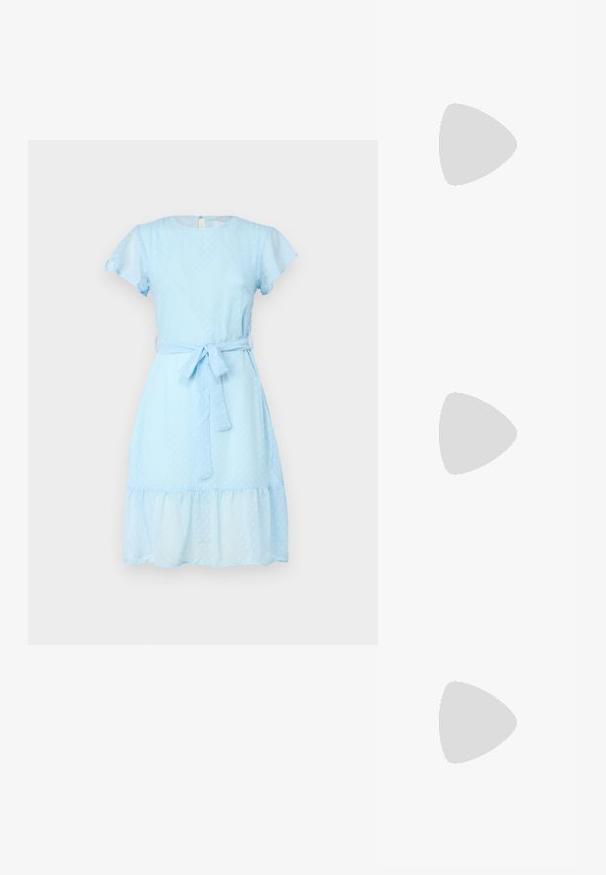 VILA VIMALIANA O NECK DRESS - Φόρεμα ημέρας - kentucky blue; Μαύρο επίπεδο παπούτσι με μυτερή μύτη, πλάγιες πάνελ από δίχτυ και λουράκι με λεπτομέρεια από αγκράφα. Λείος φινίρισμα στη μύτη και τις φτέρνες.; Μαύρη ορθογώνια τσάντα ώμου με έναν ρυθμιζόμενο ιμάντα και κλείσιμο με φερμουάρ στην κορυφή σε μονόχρωμο φόντο.; Ζεύγος λαμπερών ασημένιων κρίκων με λεπτές σύρμα σφραγίδες, παρουσιασμένα σε ανοιχτό γκρι φόντο.