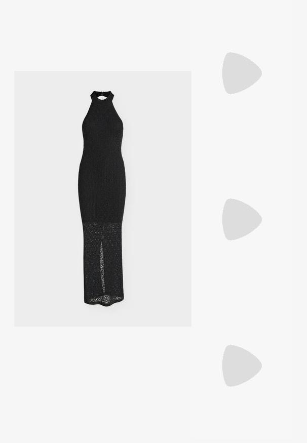 Μαύρο φόρεμα χωρίς μανίκια με λαιμόκοψη halter, εφαρμοστό μπούστο και ημιδιάφανο φόρεμα με δαντέλα κροσέ που φτάνει μέχρι το πάτωμα.; Μαύρο λουστρινένιο ψηλοτάκουνο πέδιλο με σχεδίαση με λουριά, ρυθμιζόμενο λουράκι στον αστράγαλο και κόμπο λεπτομέρειες. Λείος υφής, μυτερή τελείωση.; Μαύρη δερμάτινη τσάντα χειρός με στρογγυλεμένο σχήμα, διακοσμημένη με ασημένιες λεπτομέρειες με καρφιά και κοντή λαβή. Λείο υλικό και κλείσιμο με φερμουάρ.; Ασημένιο σκουλαρίκι κρίκος με γυαλιστερή φινίρισμα, που διαθέτει μικρές χρυσές λεπτομέρειες και στρογγυλό σχήμα, φορεμένο στον λοβό.