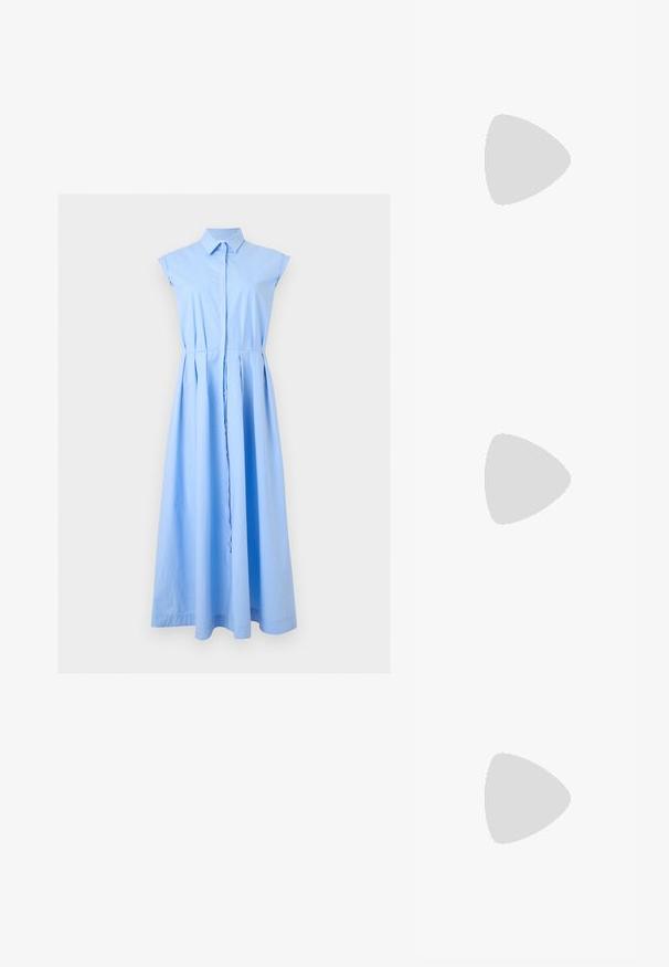 Robe chemise sans manches bleu clair avec col, boutonnée et jupe plissée, présentée sur un fond uni.; Chaussure slingback beige à bout pointu avec un petit talon kitten et une boucle latérale réglable sur fond blanc uni.; Pochette lavande douce avec tissu froncé, fermoir kiss-lock argenté et bracelet assorti sur un fond clair uni.; Paire de boucles d'oreilles boule de Noël dorées brillantes avec fermoirs à crochet sur fond blanc uni.