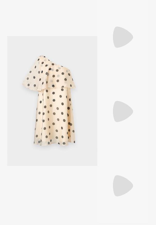 Robe beige asymétrique à pois noirs avec un volant fluide superposé sur la partie supérieure.; Mule en daim marron à talon haut avec bout pointu et talon aiguille fin sur fond clair uni.; Sac tissé avec un motif texturé noir et crème, une poignée en bambou et une bandoulière en chaîne dorée amovible. Forme rectangulaire compacte.; Une paire de boucles d'oreilles en forme de croissant dorées et brillantes, avec des supports en plastique transparent, sur une surface gris clair.