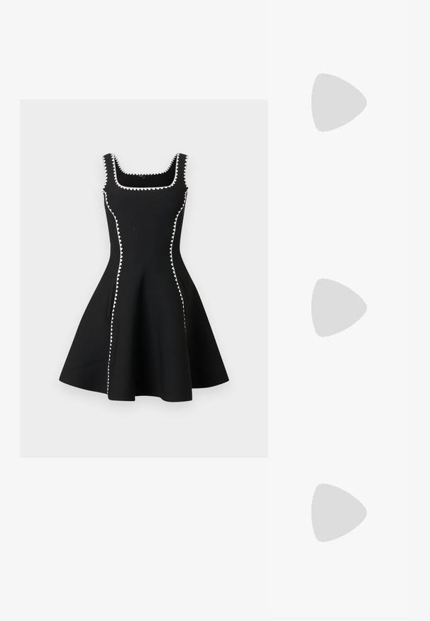 Robe noire sans manches en ligne A avec encolure carrée, ornée d'un biais zigzag blanc le long de l'encolure, des côtés et des bretelles.; Chaussure slingback en cuir verni noir à bout pointu avec bride en T et petit talon bloc incliné sur fond blanc.; Pochette noire à franges avec fermoir argenté et chaîne, sur un fond clair uni.; Deux boucles d'oreilles argentées courbées, l'une plus grande que l'autre, toutes deux ornées de petits cristaux scintillants le long d'un bord.