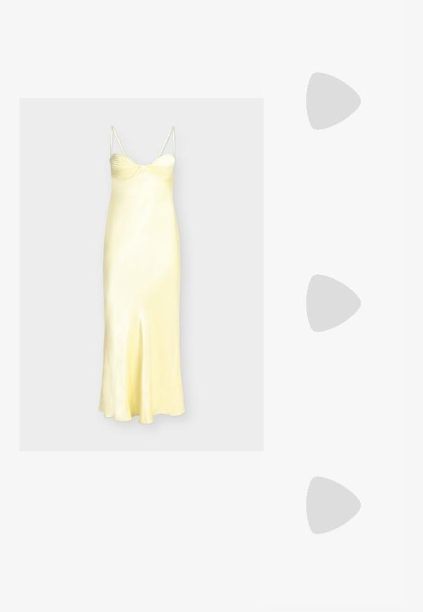 Robe nuisette en satin jaune avec bonnets à armatures, détail froncé au niveau de la poitrine, fines bretelles spaghetti et fente centrale à l'avant.; Sandale à talon haut en cuir verni noir avec double bride de cheville et boucles dorées, bout ouvert, et talon effilé sur fond neutre.; Sac à épaule en cuir noir à texture crocodile, avec de longues sangles et un petit charm logo argenté sur une sangle.; Paire de petites boucles d'oreilles créoles argentées brillantes avec une base ronde, présentées sur un fond clair uni.