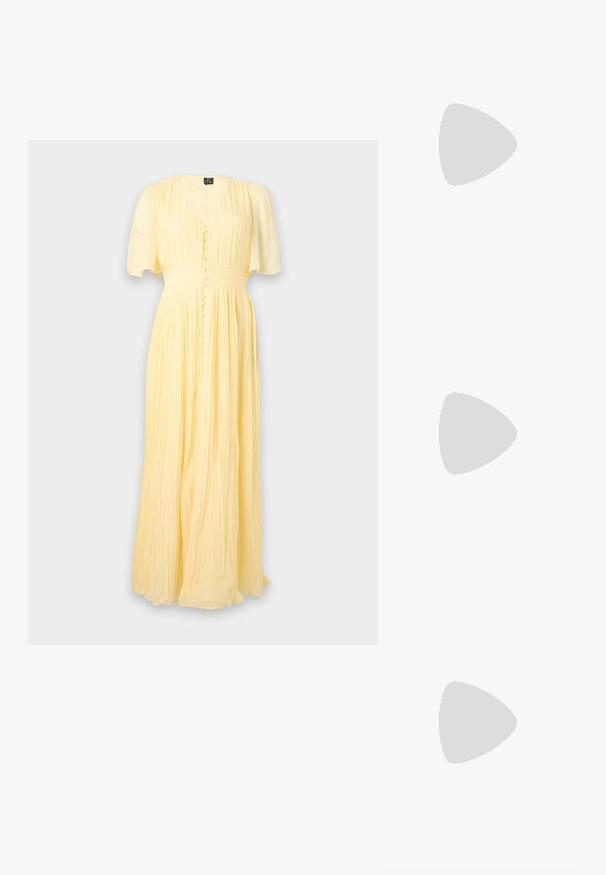 Robe longue plissée jaune pâle avec manches courtes, encolure en V, boutons recouverts de tissu sur le devant et taille cintrée.; Sandales à talons noirs avec plusieurs fines lanières sur le bout, une seule lanière à la cheville avec une boucle dorée, et un bout carré.; Sac à main en cuir noir avec une forme courbée, doté d'une fermeture à glissière en haut, d'une courte poignée et d'une bandoulière amovible. Accent en métal doré.; Paire de boucles d'oreilles créoles doubles en or brillant avec attaches à tige sur fond blanc.