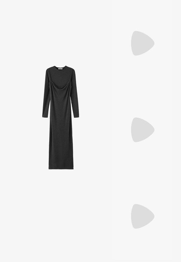 Robe longue gris foncé en tissu doux ; comprend des manches longues, un col rond et un détail drapé à l'avant.; Chaussure à talon haut en cuir verni noir avec bout pointu et bride de cheville nouée à l'arrière, présentée sur un fond blanc uni.; Lunettes de soleil noires avec une monture rectangulaire élégante et des verres bleus. Présente une texture lisse et des branches robustes. Logo de la marque sur le côté.; Petit sac à main noir brillant avec deux longues anses et des détails à cordon sur les côtés sur un fond clair uni.