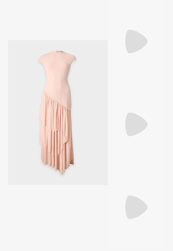 Lyserød ærmeløs kjole med høj halsudskæring og asymmetrisk lagdelt flæse nederdel.; Sort damesandal i læder med tynde remme, en tå-loop, ankelspænde og en mellemhøj stiletthæl på en neutral baggrund.; Marineblå læderclutch med opsamlet design, sølvkæde og lukning med knips. Glat tekstur med en diskret glans.; Sølv metal øreringe med en U-form og en hjerteaccent ved bunden, glat tekstur og en poleret overflade.