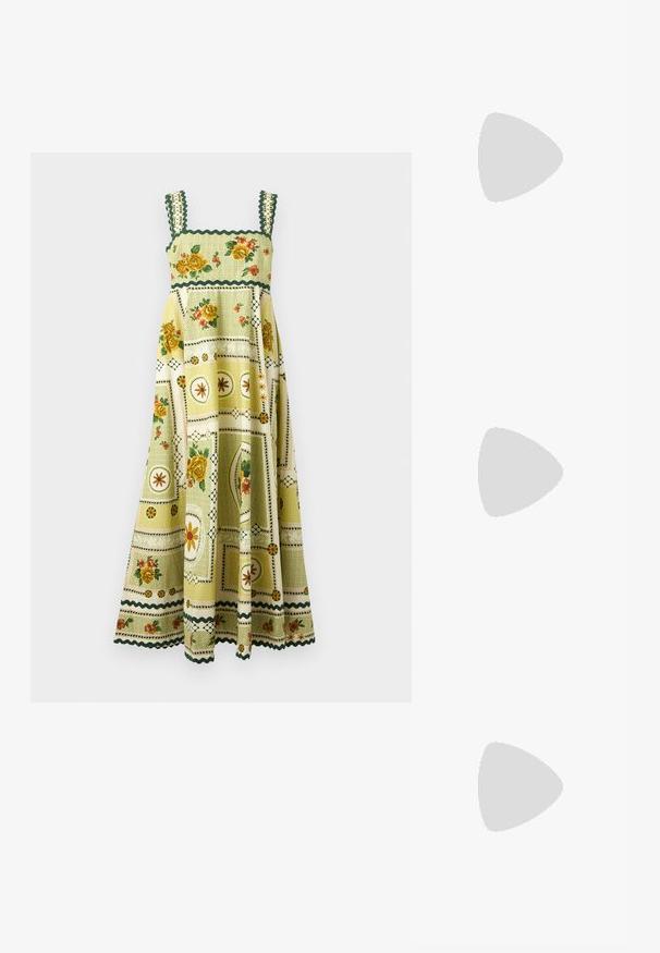 Ærmeløs maxi-kjole i grøn og gul med blomster- og geometriske patchworkmønstre og skålsøm.; Guldmetallisk flad sandal med åbent tådesign, der har krydssnøringer og en lav hæl. Glat tekstur og minimalistiske detaljer.; Clutch-taske i cremefarvet læder med en struktureret topramme og håndledsrem, vist mod en enkel lys baggrund.; Hvide blomsterøreringe lavet af struktureret skalmateriale, der har lagdelte petalformer og en blank finish med hardware i guldfarve.